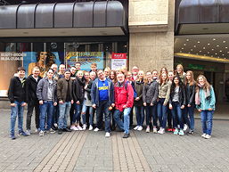 Gruppenfoto der 10d 2015/16 mit Elton auf ihrer Klassenfahrt nach Köln
