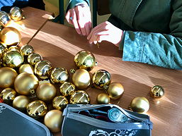 Foto von den Vorbereitungen für den Weihnachtsbaum im Foyer des TGG 2020