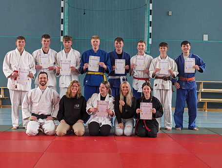 Das Foto zeigt die erfolgreichen Absolventinnen und Absolventen der ersten Gürtelprüfung im Judo am Teletta-Groß-Gymnasium (März 2024).