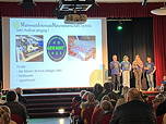 Das Foto zeigt Schülerinnen und Schüler bei der Vorstellung des MINT-Profils auf der Bühne der Aula des TGG.