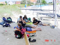 Fahrt der Segel-AG des TGG nach Hohwacht 2008: In der Pause: Chillen und Lernen am Strand