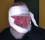 Foto eines Kursteilnehmers mit Kopfverband, 4k