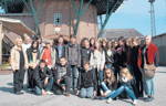 Die französischen Schüler aus dem Elsass vor der Mühle Eiklenborg in Logabirum