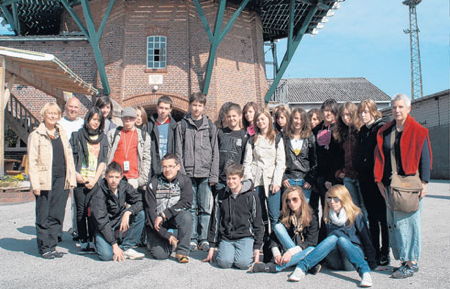 Die französischen Schüler aus dem Elsass vor der Mühle Eiklenborg in Logabirum