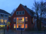 Foto des E-Gebäude mit der erleuchteten Schülerbibliothek