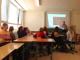 Foto von Prof. Dr. Hoogestraat bei der Informationsveranstaltung