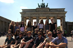 Foto von der Klassenfahrt der 10b nach Berlin im Juni 2016 vor dem Brandenburger Tor