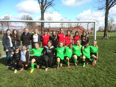 Foto der Mädchenteams (WK IV und II) des TGG beim Fußball-Kreisentscheid 2016