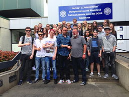 Gruppenfoto der 10d 2015/16 mit Dagur Sigurðsson auf ihrer Klassenfahrt nach Köln