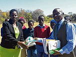 Foto von der Übergabe des Schulmaterials an der Hatidani Primary School in Zimbabwe