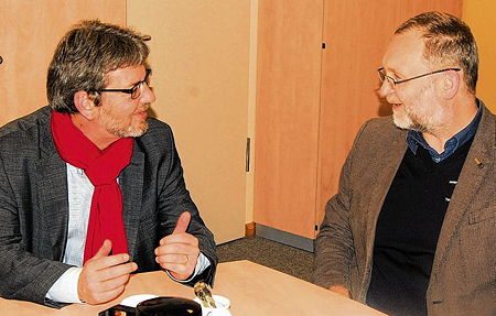 Foto vom Gespräch des MdB Markus Paschke mit dem Schulleiter des TGG Ulf Rott
