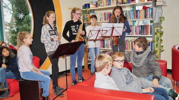 Foto vom Vorlesen und Musizieren im Advent in der Schülerbibliothek des TGG (2017)
