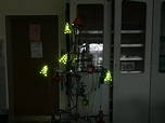 Foto eines beleuchteten Labor-Weihnachtsbaums