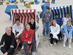 Das Foto zeigt die Teilnehmerinnen und Teilnehmer des TGG am Schulsportassistenten-Camp auf Langeoorg vor oder in Strandkörben (Juni 2023).