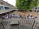 Das Foto zeigt die Teilhnehmerinnen und Teilnehmer am Erste-Hilfe-Kurs des 7. Jahrgangs auf dem Schulhof; sie bilden ein 'DANKE' (Juli 2023).