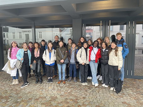 Gruppenfoto der Klasse 8b bei ihrer Fahrt zu einem Sinfoniekonzert in Oldenburg (Februar 2023)