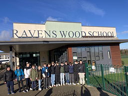 Das Foto zeigt die TGGler vor der Raven Wood School.