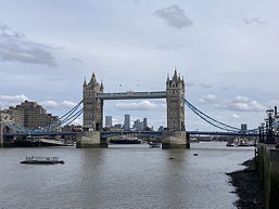 Das Foto zeigt die Tower Bridge.