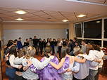 Das Foto zeigt Schülerinnen und Schüler in einem Tanzkreis beim Besuch unserer neuen franzöischen Partnerschule (Februar 2024).