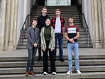Das Foto zeigt die Teilnehmenden des TGG am ersten Hannoverschen Mathematikturnier auf der Steintreppe vor dem Portal der Universität am 22.09.2023.