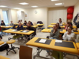 Das Foto zeigt den Besuch von Auszubildenden der Physiotherapieschule bei der 9ds.