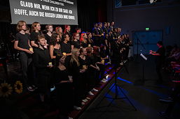 Das Foto von den Sommerkonzerten 2023 zeigt einen Chor auf der Bühne der TGG-Aula.