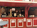 Das Foto zeigt den Stand des 13. Jahrgangs des TGG auf dem 'Wiehnachtsmarkt achter d’Waag' mit vier Schülerinnen und Schülern (Dezember 2023).