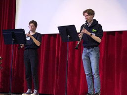 Das Foto zeigt Marie-Sophie Schüdde und Jaspar Fertig bei ihrem Vortrag.