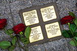 Das Foto zeigt die Stolpersteine für die Familie de Vries.