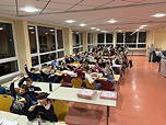 Das Foto zeigt die Schülerinnen und Schüler bei der Langen Nacht der Mathematik in der Mensa beim Pizza-Essen.