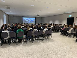 Das Foto zeigt die Schülerinnen und Schüler im niedersächsischen Landtag am 15.11.2024.