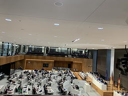 Das Foto zeigt die Schülerinnen und Schüler im niedersächsischen Landtag am 15.11.2024.