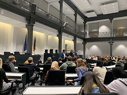 Das Foto zeigt die Schülerinnen und Schüler im niedersächsischen Landtag am 15.11.2024.