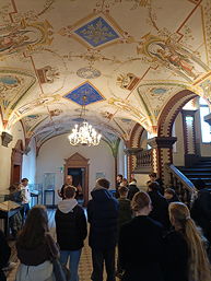 Das Foto zeigt die Schülerinnen und Schüler im Historischen Rathaus Leer.