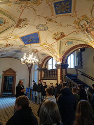 Das Foto zeigt die Schülerinnen und Schüler im Historischen Rathaus Leer.