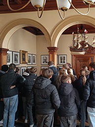 Das Foto zeigt die Schülerinnen und Schüler im Historischen Rathaus Leer.