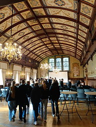 Das Foto zeigt die Schülerinnen und Schüler im Historischen Rathaus Leer.