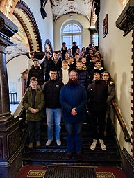 Das Foto zeigt die Schülerinnen und Schüler im Historischen Rathaus Leer.