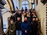 Das Foto zeigt die Schülerinnen und Schüler mit ihrem Lehrer auf der Treppe im Historischen Rathaus.