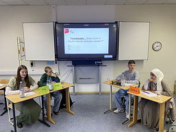 Das Foto zeigt die Teilnehmenden der Altersgruppe 1 am Schulentscheid 'Jugend präsentiert'.