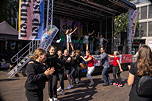 Das Foto zeigt, wie insbesondere die Bläserklassenschülerinnen des TGG beim Open Air-Konzert der Bogies eine Polonaise vor der Bühne bilden.