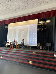 Das Foto zeigt Gabor Lengyel bei seinem Vortrag in der Aula des TGG.