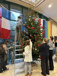 Das Foto zeigt das Schmücken des Weihnachtsbaums durch die Näh-AG.