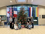 Das Foto zeigt die Näh-AG mit dem von ihr geschmückten Weihnachtsbaum im Foyer des TGG.