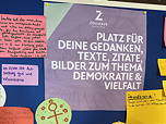 Das Foto zeigt eine Pinwand, auf der die Schülerinnen und Schüler ihre Gedanken zur Themenwoche notiert haben (September 2024).