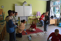 Das Foto zeigt eine Übung in Erster Hilfe für die Schülerinnen und Schüler.