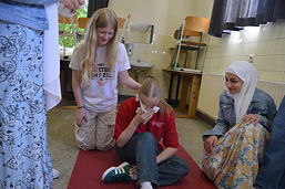 Das Foto zeigt eine Übung in Erster Hilfe für die Schülerinnen und Schüler.