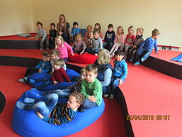 Foto vom Bilderbuchkino der Lese-AG mit Kindergartenkindern