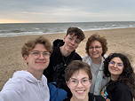 Das Foto zeigt die Teilnehmenden des TGG beim KINEMA-Projekt 2024 am Strand in der Normandie.