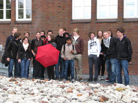 Foto der 10d 2011/12 des TGG beim Besuch der Gedenkstätte Neuengamme